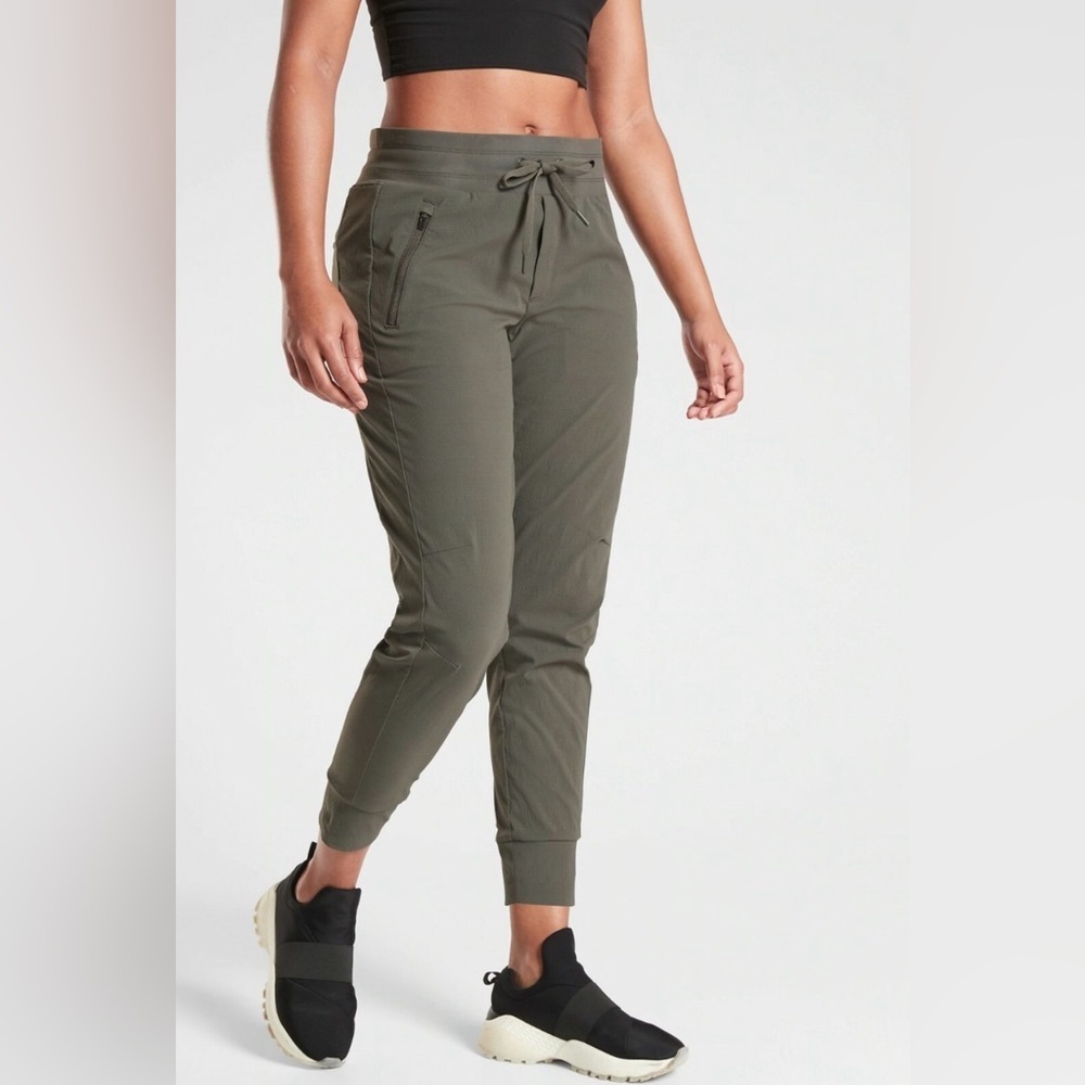 Athleta Trekkie North Joggers olive green size 0
